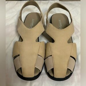NWOT Rare, Vintage Women’s Jasmin Flex Beige Sandals Size 6.5B